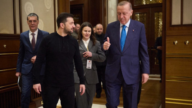 Cette photo prise et publiée par le compte X du président ukrainien Volodymyr Zelensky à Ankara le 18 février 2025, montre le président ukrainien Volodymyr Zelensky (2e à gauche) entouré du président turc Recep Tayyip Erdogan (à droite) levant le pouce, lors de son arrivée au complexe présidentiel turc.