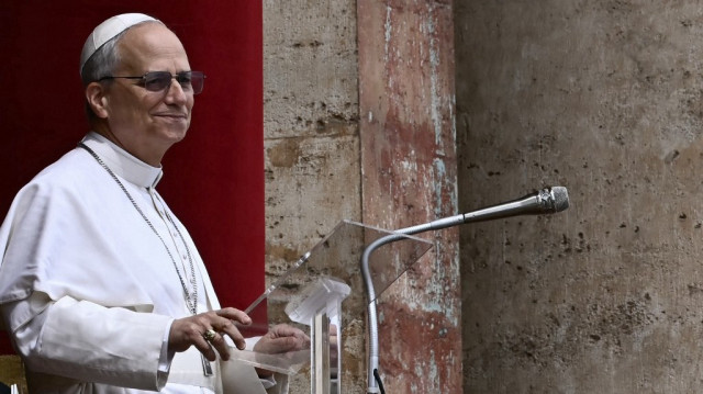 Le pape Léon XIV prononce la prière du Regina Caeli depuis la loggia centrale principale de la basilique Saint-Pierre, au Vatican, le 11 mai 2025.