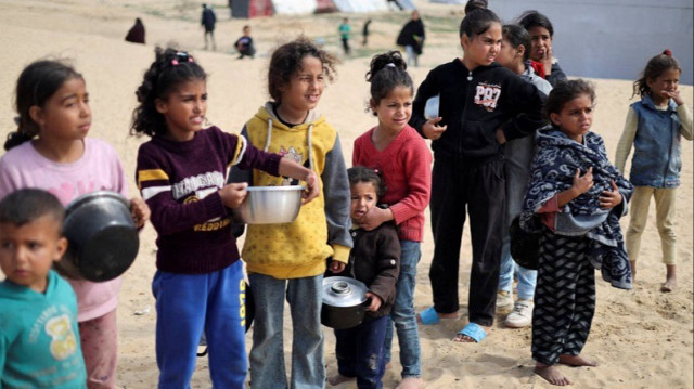 التجويع الإسرائيلي.. فلسطينيون بغزة يطحنون البقوليات لصنع الخبز