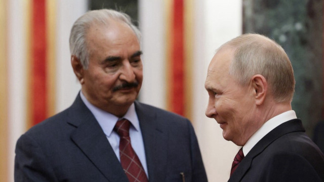 Le président russe Vladimir Poutine (à droite) et l’homme fort de l’Est libyen Khalifa Haftar (à gauche) avant leur rencontre à Moscou, le 10 mai 2025.