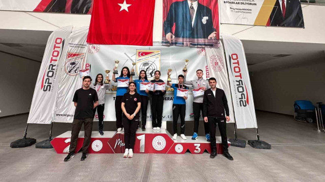 Derece yapan sporcular ödüllerini aldı.