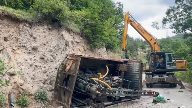 Artvin'in Tepeköy Köyü girişinde meydana gelen kazada ölü ve yaralılar var.