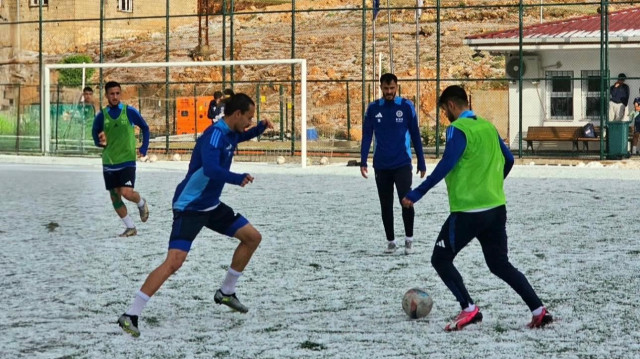 Mazıdağı Fosfatspor dolu yağışına rağmen antrenmana devam etti