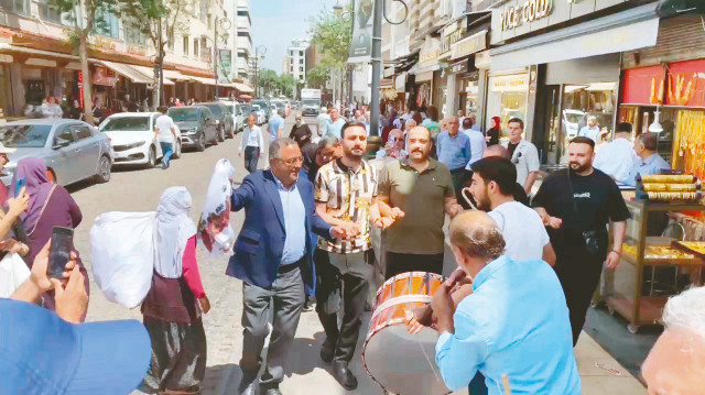 Diyarbakırlılar PKK’nın fesih kararını olumlu karşıladı.