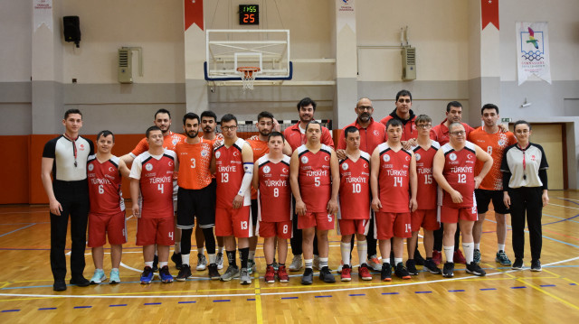 Maç sonu iki takım hatıra fotoğrafı çektirdi. 