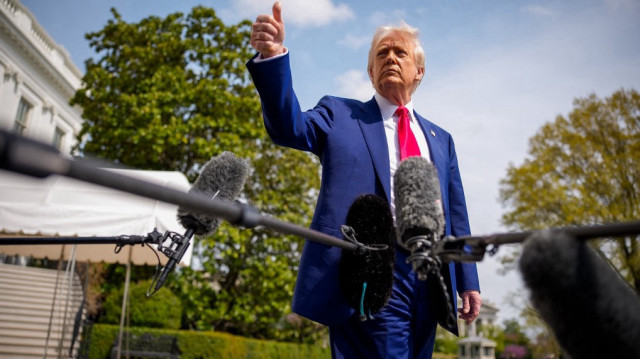  Le président américain Donald Trump s'adresse aux médias avant de monter à bord de Marine One sur la pelouse sud de la Maison Blanche, le 3 avril 2025 à Washington, DC. M. Trump s'est exprimé le lendemain de l'annonce de nouveaux droits de douane radicaux visant les biens importés aux États-Unis par des pays tels que la Chine, le Japon et l'Inde.