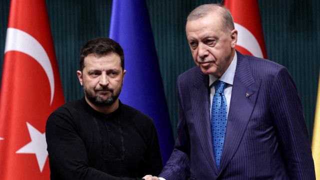 Le président turc Recep Tayyip Erdogan (à droite) et le président ukrainien Volodymyr Zelensky (à gauche) se serrent la main après avoir participé à une conférence de presse conjointe au complexe présidentiel d'Ankara, le 18 février 2025.