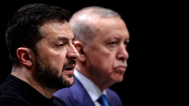 Le président ukrainien Volodymyr Zelensky (à gauche) et le président turc Recep Tayyip Erdogan (à droite) participent à une conférence de presse conjointe au complexe présidentiel d'Ankara, le 18 février 2025.