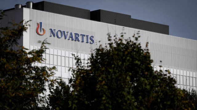 Le logo du fabricant suisse de produits pharmaceutiques et de médicaments Novartis sur un bâtiment à Bâle.