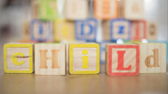 Lettres de l'alphabet sur le site de l'Institut Lissen, struture de soutien scolaire et d'enseignement de la langue arabe à Colombes, en banlieue parisienne, fermé par les autorités françaises.