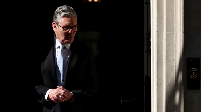 Le Premier ministre britannique Keir Starmer attend l'arrivée de son homologue suédois Ulf Kristersson avant une réunion au 10 Downing Street à Londres, le 12 mai 2025.