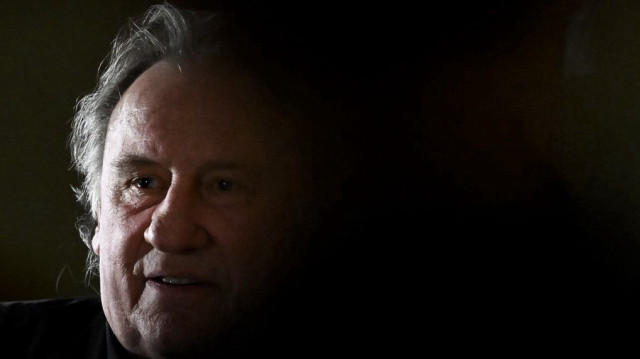 L'acteur français Gérard Depardieu quitte le tribunal correctionnel de Paris, le 24 mars 2025. Il est accusé d'avoir agressé sexuellement deux femmes lors d'un tournage en 2021.