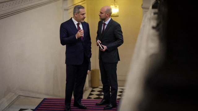 Cette photo prise et diffusée par le ministère turc des Affaires étrangères le 2 avril 2025 montre le ministre turc des Affaires étrangères Hakan Fidan (à gauche) s'entretenant avec le ministre français de l'Europe et des Affaires étrangères Jean-Noël Barrot avant leur rencontre lors de la visite officielle de Fidan à Paris.