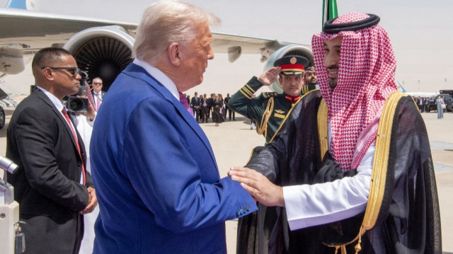 Une photo polycopiée fournie par le palais royal saoudien montre le prince héritier saoudien Mohammed bin Salman (R) accueillant le président américain Donald Trump (G) à son arrivée à Riyad, le 13 mai 2025.