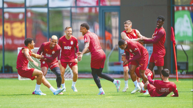 Galatasaray’da kupa maçı hazırlıkları Kemerburgaz Metin Oktay Tesisleri'nde basına açık gerçekleştiren idmanla devam etti. Geçtiğimiz hafta sonu Süper Lig’de Trabzonspor'u 2-0 yenmeyi başaran sarıkırmızılılar, yine rakibiyle Gaziantep’te oynanacak finalde de benzer bir skor almanın planlarını yapıyor. Galatasaraylı oyuncuların oldukça neşeli olduğu dünkü idmanda kupa finaline yönelik çalışmalar yapıldı.