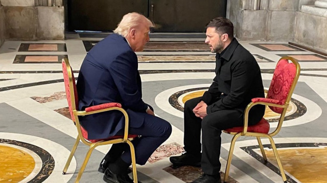 Sur cette photo prise et diffusée par le ministère ukrainien des Affaires étrangères le 26 avril 2025, le président ukrainien Volodymyr Zelensky (à droite) rencontre le président américain Donald Trump (à gauche) en marge des funérailles du pape François.