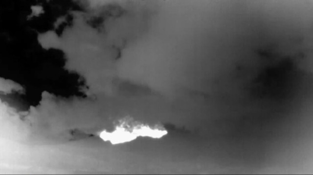 Açıklamada ayrıca, "Sivil havacılık yetkilileri de pilotlara yanardağın zirvesine yakın uçmaktan kaçınmalarını tavsiye etmelidir, zira ani bir patlamadan kaynaklanan küller uçaklar için tehlikeli olabilir" ifadeleri kullanıldı.