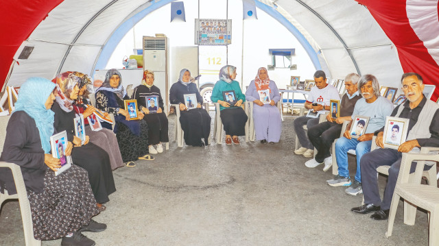 Evlatları için oturma eylemi başlatan aileler