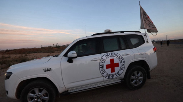 Un véhicule de la Croix-Rouge internationale (CICR) circule à Deir el-Balah pour transporter l'otage israélo-américain Edan Alexander, le 12 mai 2025.