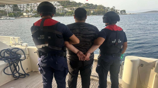 Cinayetten aranan çete üyesi yurt dışına kaçarken yakalandı