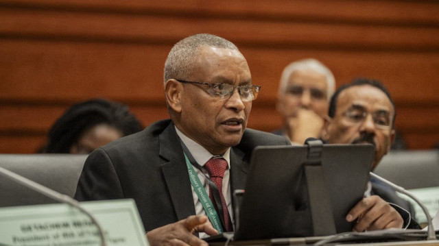 Le président du Front populaire de libération du Tigré (TPLF), Debretsion Gebremichael, s'exprime lors du lancement du rapport AU-LED sur le processus de paix au Tigré, au cours du 38e sommet de l'Union africaine (UA), au siège de l'UA à Addis-Abeba, le 16 février 2025.