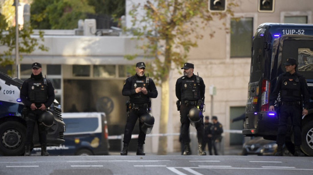 La police espagnole monte la garde près de l'ambassade des États-Unis à Madrid, le 1er décembre 2022, après avoir reçu une lettre piégée similaire à celle qui a explosé à l'ambassade d'Ukraine.