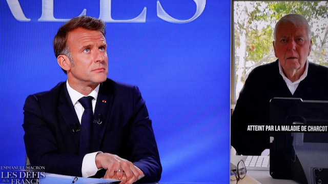 Le président français Emmanuel Macron (G) apparaît avec le journaliste français Charles Bietry sur les écrans de la salle de contrôle principale de la chaîne française TF1 lors de sa participation à une émission spéciale à Saint-Denis, au nord de Paris, le 13 mai 2025.