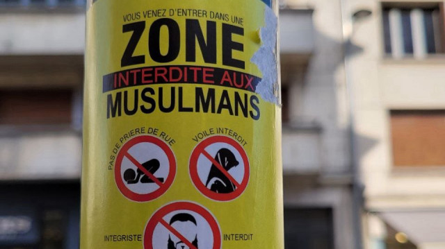 Un tag anti-musulman, avec le message "zone interdite aux musulmans", a été vu à Orléans, en France, le 14 mai 2025.