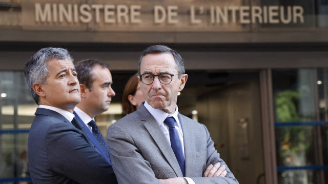 Le ministre français de l'Intérieur Bruno Retailleau attend avec le ministre français de la Justice Gerald Darmanin (G) et le ministre français des Armées Sébastien Lecornu (2e G) l'arrivée du président français avant une visite de l'État Major interministériel de lutte contre la criminalité organisée (EMCO), à Nanterre, en banlieue parisienne, le 14 mai 2025.