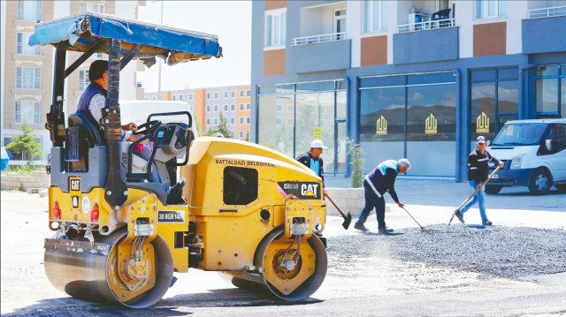 Çalışmalar kapsamında Çamurlu Mahallesi’nde yeni açılan imar yoluna sıcak asfalt serimi yapıldı.