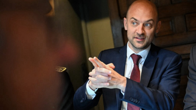 Le ministre français de l'Europe et des affaires étrangères, Jean-Noël Barrot, rencontre des représentants locaux en marge d'une visite de la distillerie et de la ferme Drouin, à Pont-L'Évêque, dans le nord-ouest de la France, le 12 mai 2025.