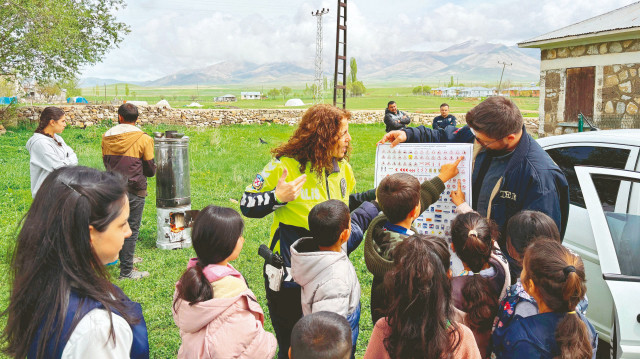 Çocuklara spor ve kırtasiye malzemeleri hediye edildi.