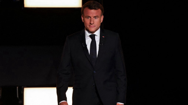 Le président français Emmanuel Macron arrive pour participer à une émission spéciale de la chaîne française TF1 à Saint-Denis, au nord de Paris, le 13 mai 2025.