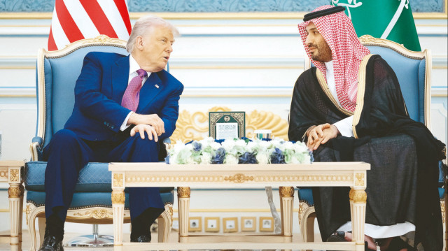 Riyad’da Veliaht Prens Muhammed bin Selman ile görüşen Trump, 142 milyar dolarlık silah satışı yaptı, 600 milyar dolarlık yatırım taahhüdü aldı.