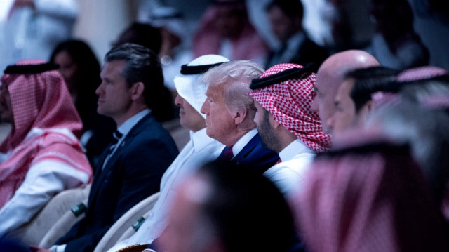 Le président américain Donald Trump, le prince héritier saoudien Mohammed Bin Salman et d'autres personnes écoutent lors d'un forum d'investissement saoudo-américain au Centre de conférence international du roi Abdul Aziz, le 13 mai 2025, à Riyad, en Arabie saoudite.