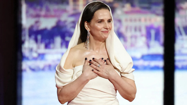 Французская актриса Жюльет Бинош почтила память палестинской журналистки на открытии Каннского фестиваля.