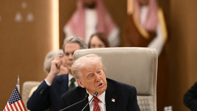 Le président américain Donald Trump (R) et le prince héritier saoudien Mohammad ben Salman participent à une réunion bilatérale dans un hôtel de Riyad, le 20 mai 2017.