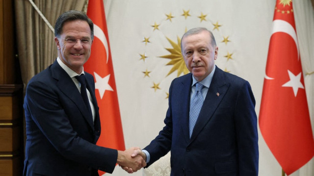Cette photo prise et diffusée par le service de presse de la présidence turque le 13 mai 2025 montre le président turc Recep Tayyip Erdogan (à droite) rencontrant le secrétaire général de l'OTAN Mark Rutte (à gauche) au complexe présidentiel d'Ankara.