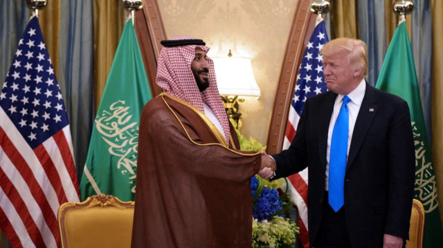 Le président américain Donald Trump (R) et le prince héritier saoudien Mohammad ben Salman al-Saud participent à une réunion bilatérale dans un hôtel de Riyad, le 20 mai 2017.