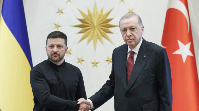 Cette photo prise et diffusée par le service de presse de la présidence turque le 15 mai 2025 montre le président turc Recep Tayyip Erdogan (à droite) et le président ukrainien Volodymyr Zelensky posant dans le complexe présidentiel d'Ankara.