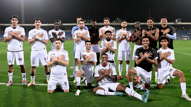 Futbolcuların galibiyet pozu.