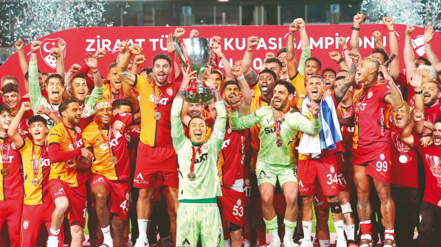 Uruguaylı kaleci Fernando Muslera, Galatasaray tarihinde 18 kupa ile en çok kupa kazanan Bülent Korkmaz'ın rekorunu egale etti.