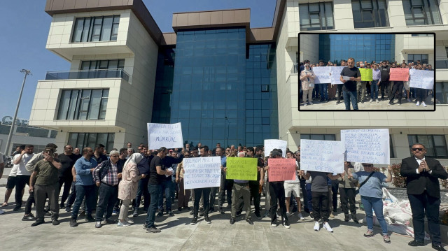 Açıklamanın ardından esnaf topluluğu belediye binasının önünden ayrıldı.