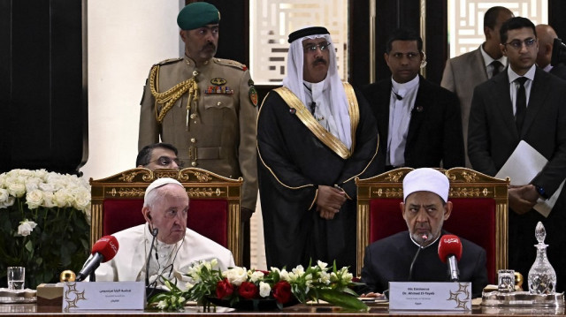 Le défunt pape François (à gauche) et le grand imam de la mosquée d'Al-Azhar, le cheikh Ahmed Al-Tayeb, rencontrent des membres du Conseil des sages musulmans dans la cour de la mosquée du palais royal de Sakhir, dans la ville de Sakhir, au Bahreïn, le 4 novembre 2022.