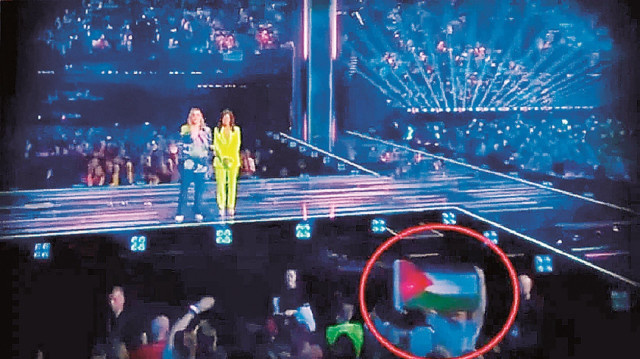 Tören için belediye binası önünde toplanan binlerce kişilik kalabalık arasında çok sayıda Filistin destekçisi aktivist de yerini almıştı.