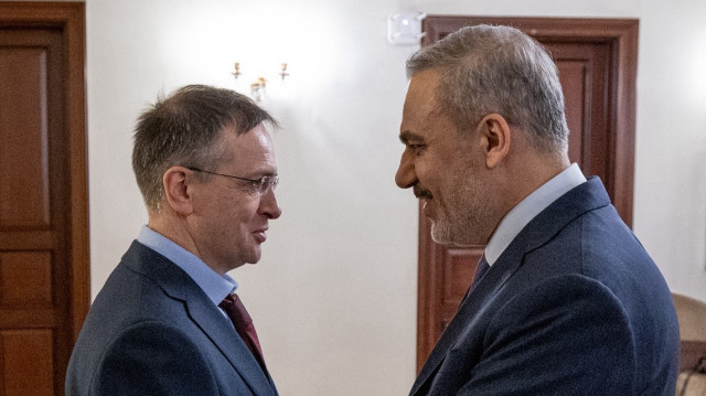 Dışişleri Bakanı Fidan, Rus heyetin başkanı Vladimir Medinskiy ile bir araya geldi.