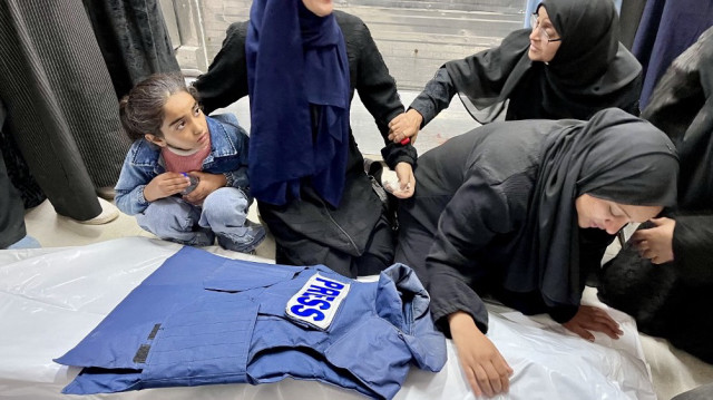 Hassan Sammour, présentateur à la radio Al-Aqsa Voice, a perdu la vie avec les membres de sa famille lors d’un raid mené à l’aube sur la partie est de Khan Younès, dans le sud de la bande de Gaza.