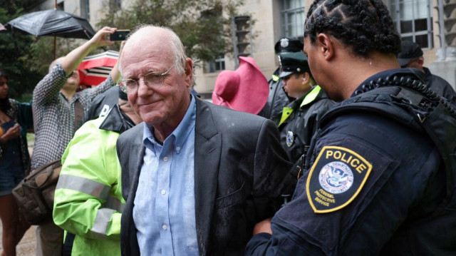 Ben Cohen, cofondateur de la crème glacée Ben & Jerry's, et six autres personnes ont été arrêtées à une audition du Sénat américain pour protester contre le soutien de Washington au génocide israélien à Gaza.