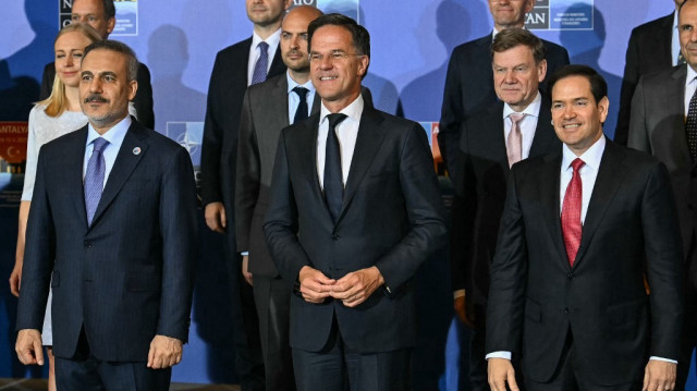 Le ministre turc des Affaires étrangères, Hakan Fidan, le secrétaire général de l'OTAN, Mark Rutte, et le secrétaire d'État américain, Marco Rubio, posent pour une photo de famille lors d'une réunion informelle des ministres des Affaires étrangères de l'Organisation du traité de l'Atlantique Nord (OTAN) avant d'éventuels pourparlers de paix entre l'Ukraine et la Russie en Turquie, à Antalya, le 15 mai 2025.