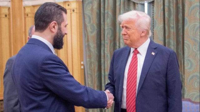 رئيس أركان دولة الحتلال الأسبق يعتبر مصافحة ترامب للشرع "فألا سيئا"